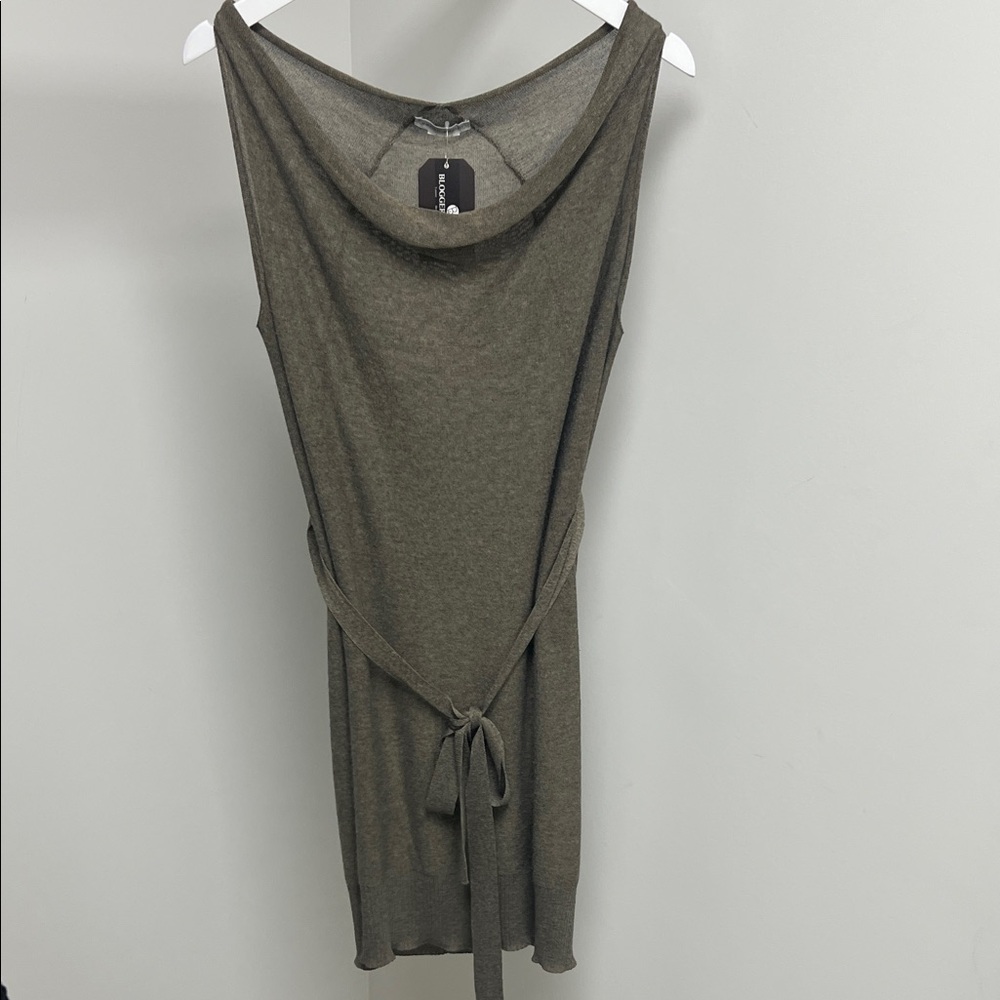 Sarah Pacini Tan and Metallic Tunic